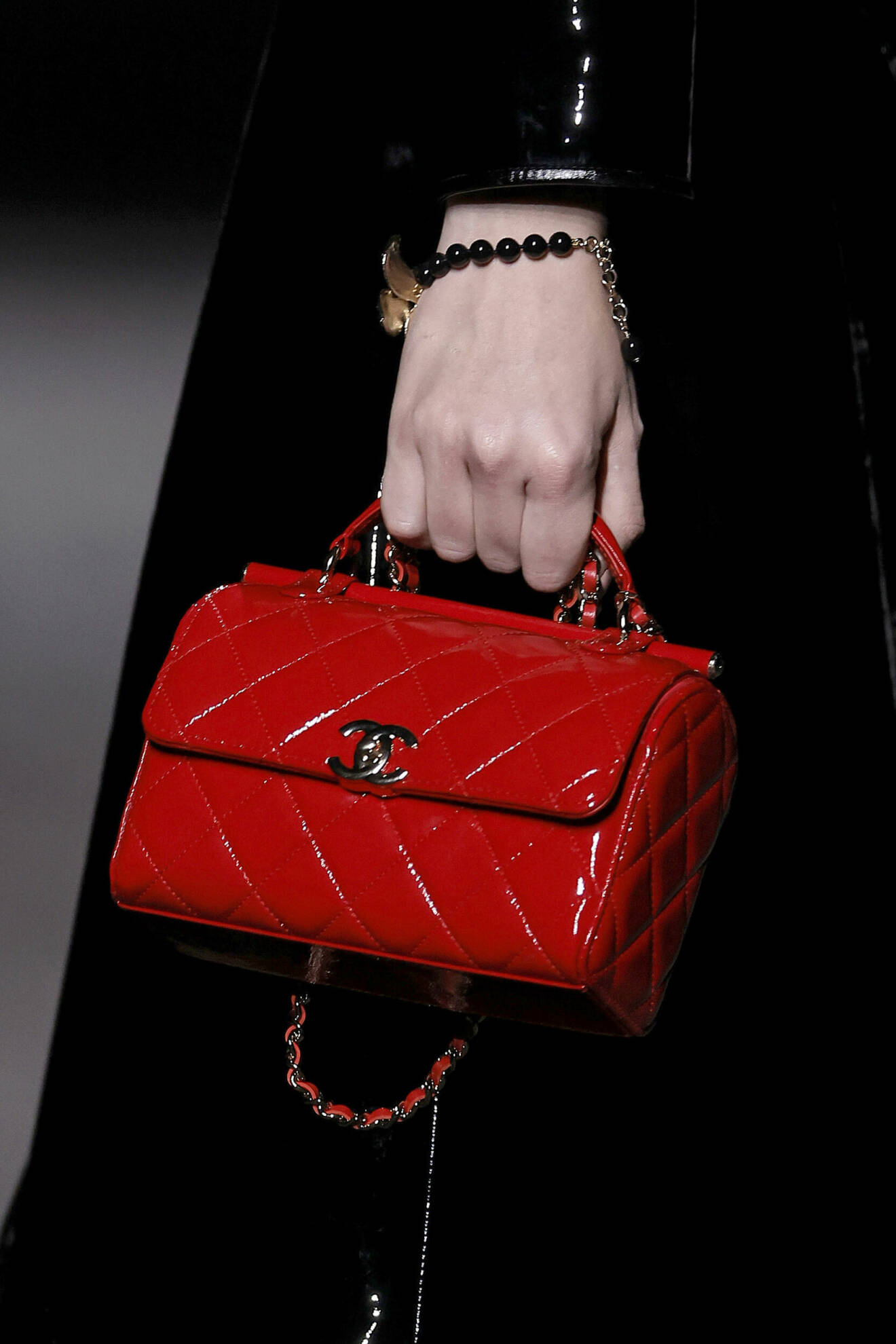 Röd lackväska från Chanel.