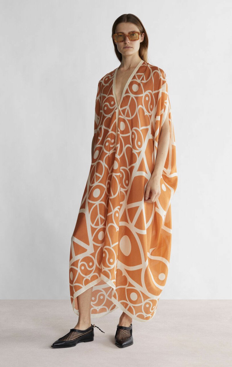 Rodebjers ikoniska kaftan i siden i ett vackert grafiskt mönster, Agave. Rodebjer-agavekaftant i siden