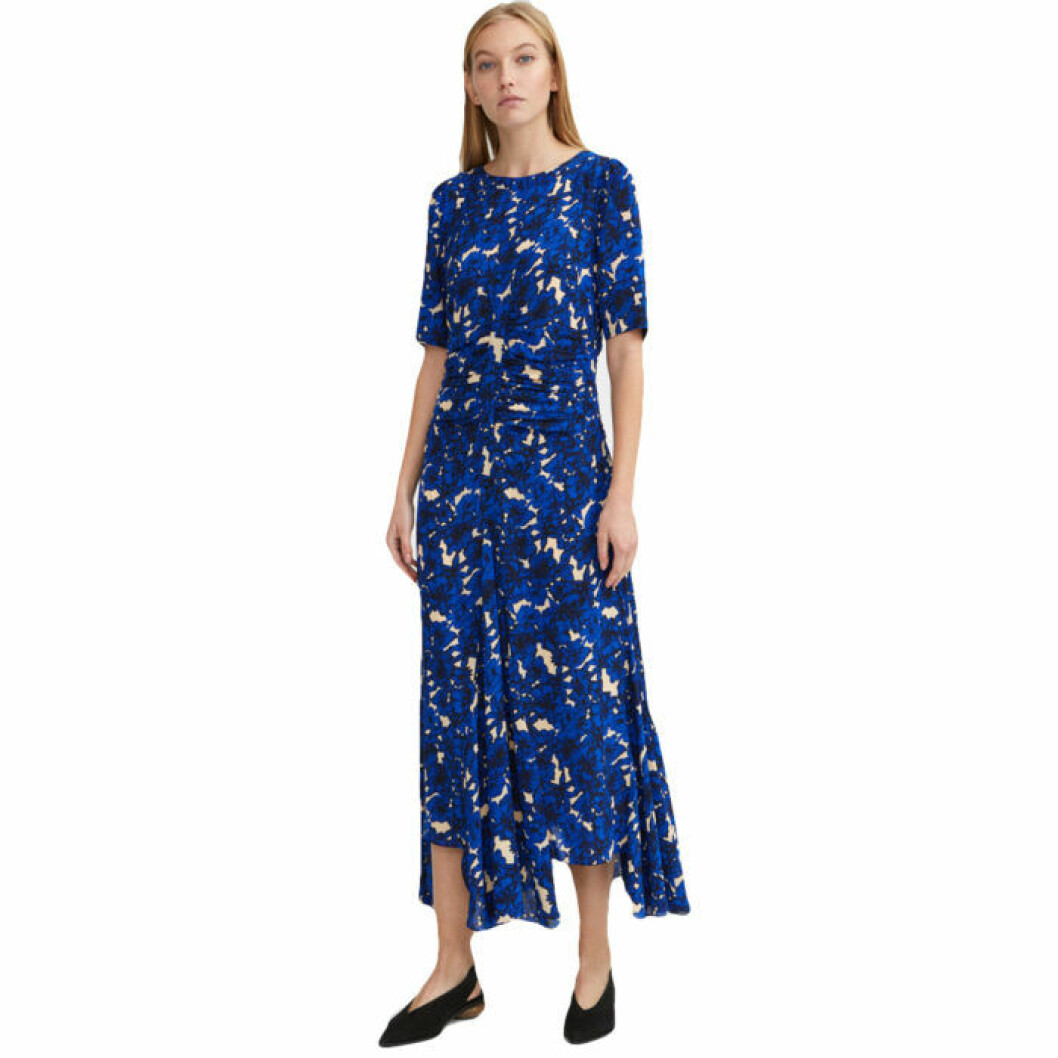 Zohra Dress från Rodebjer. <a href="https://track.adtraction.com/t/t?a=1245547082&as=1218462148&t=2&tk=1&url=https://www.rodebjer.com/se/shop/dresses-and-skirts/rodebjer-dress-zohra/22001617019.html?cgid=Dresses" target="_blank" rel="noopener">Här kan du köpa den</a>. Blå Rodebjer
