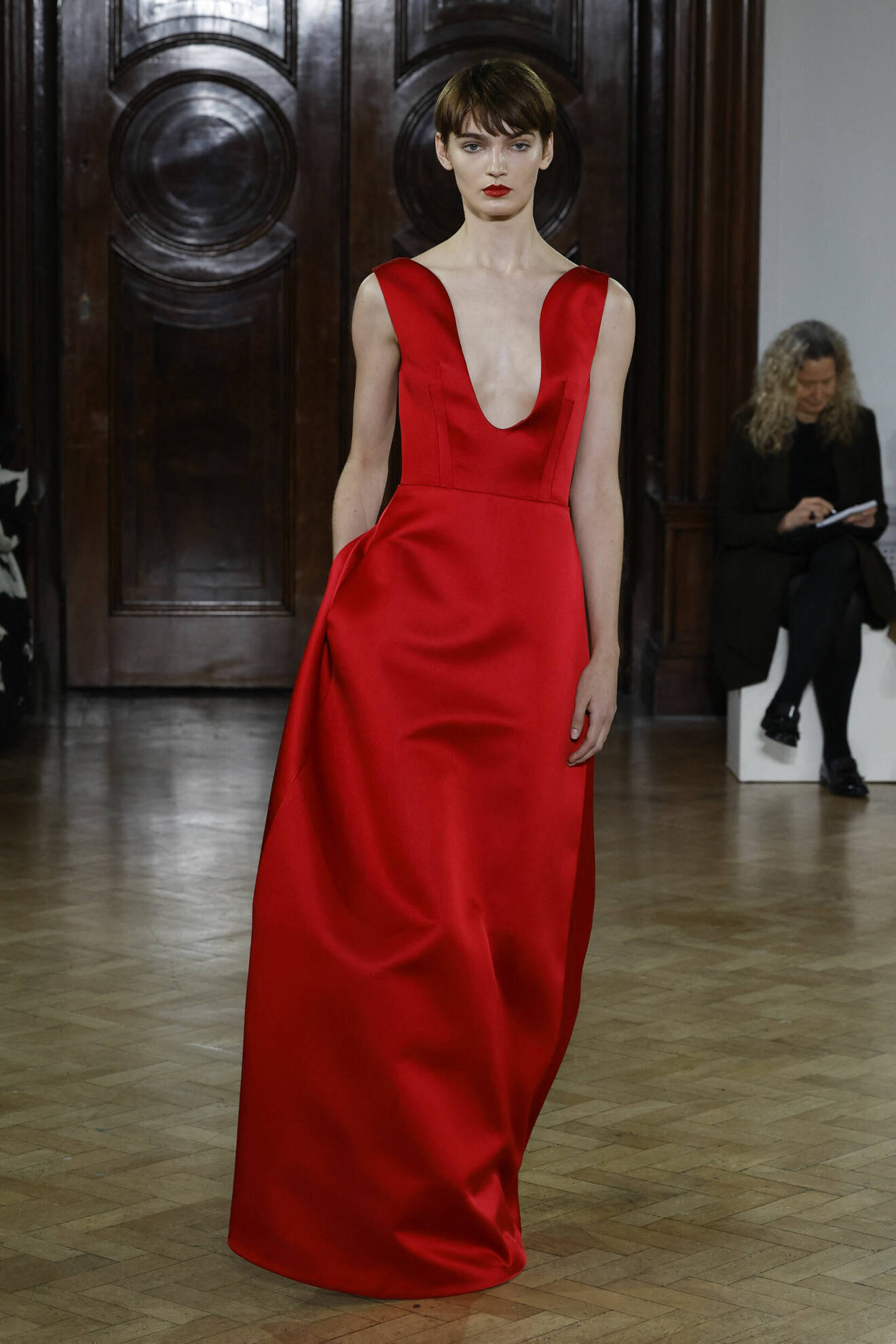 Röd aftonklänning från Emilia Wickstead.