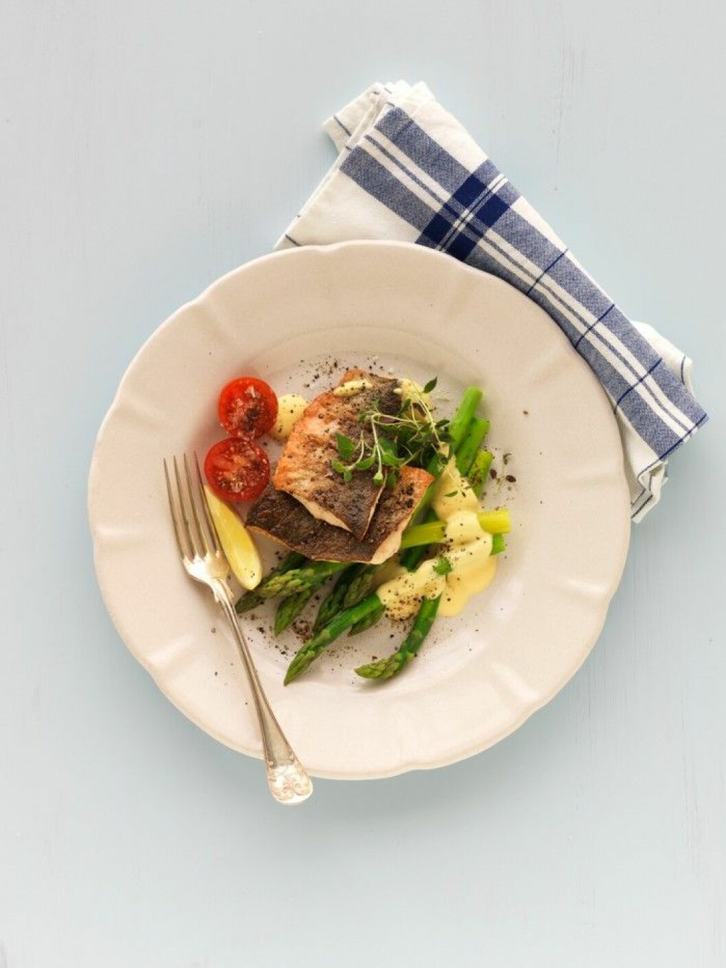 sparris och färskpotatis till röding med hollandaise.