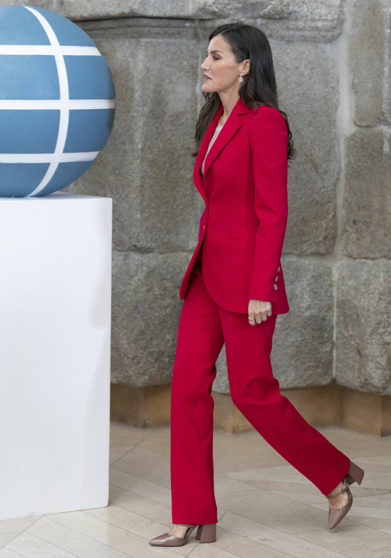 Drottning Letizia av Spanien iklädd röd kostym.