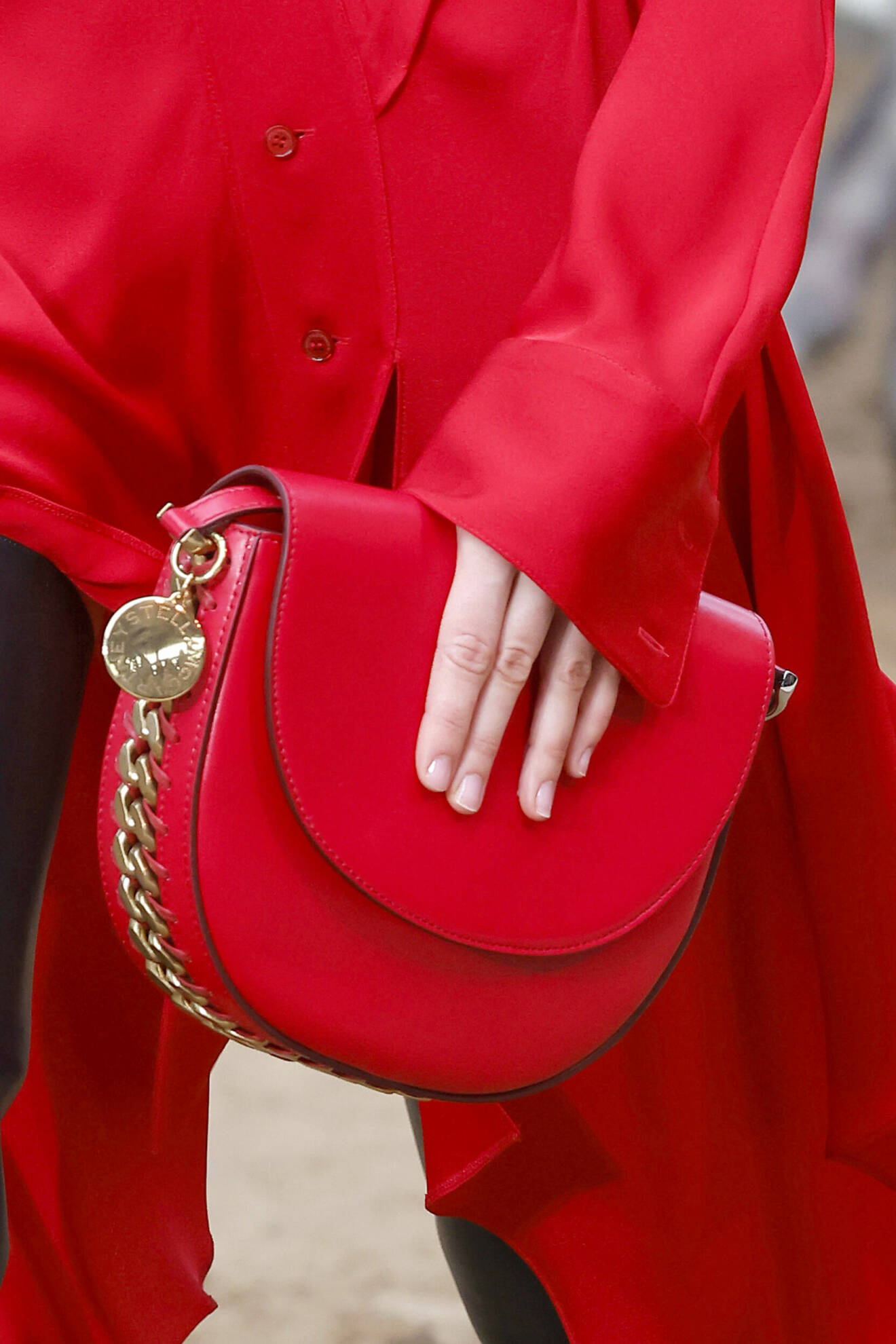 Röd väska med guldkedja från Stella McCartney.