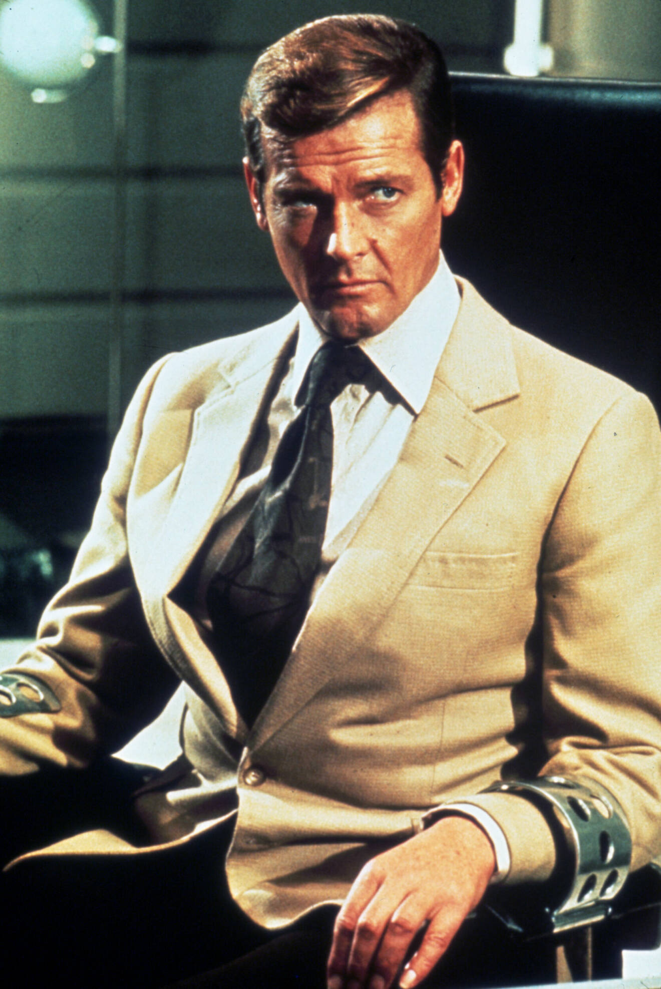 Roger Moore som James Bond.
