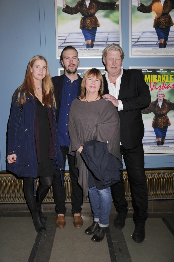Hanne och Anton Lassgård med föräldrarna Rolf och Birgitta på biopremiär 2015. Rolf Lassgård med familj