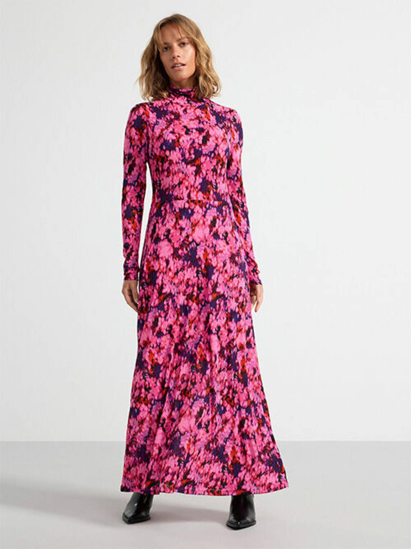 Lång långärmad blommig klänning i lila och rosa för dam från Lindex