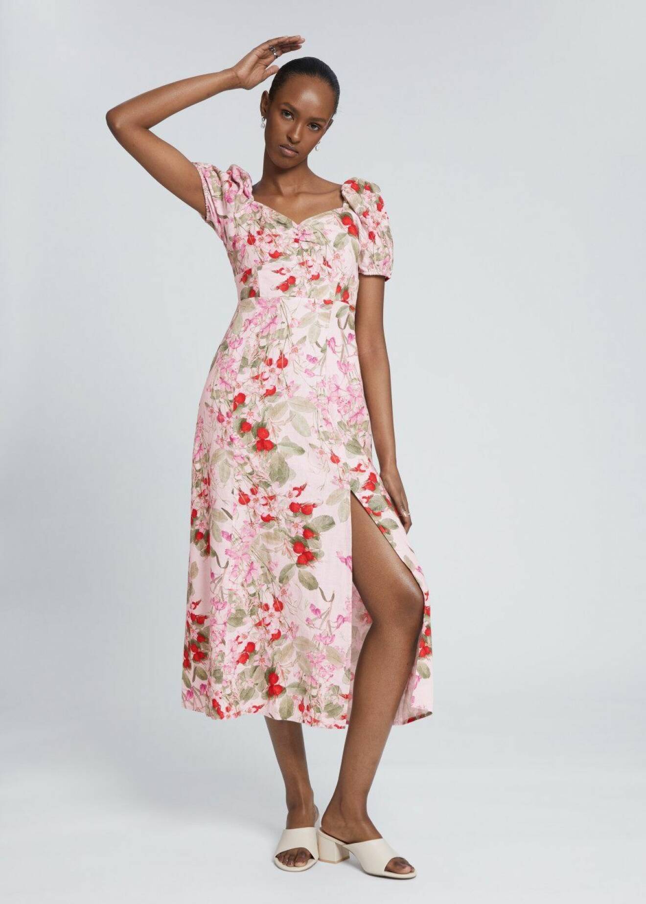 rosa midiklänning i linne med blommor och slits för dam från &amp; Other Stories