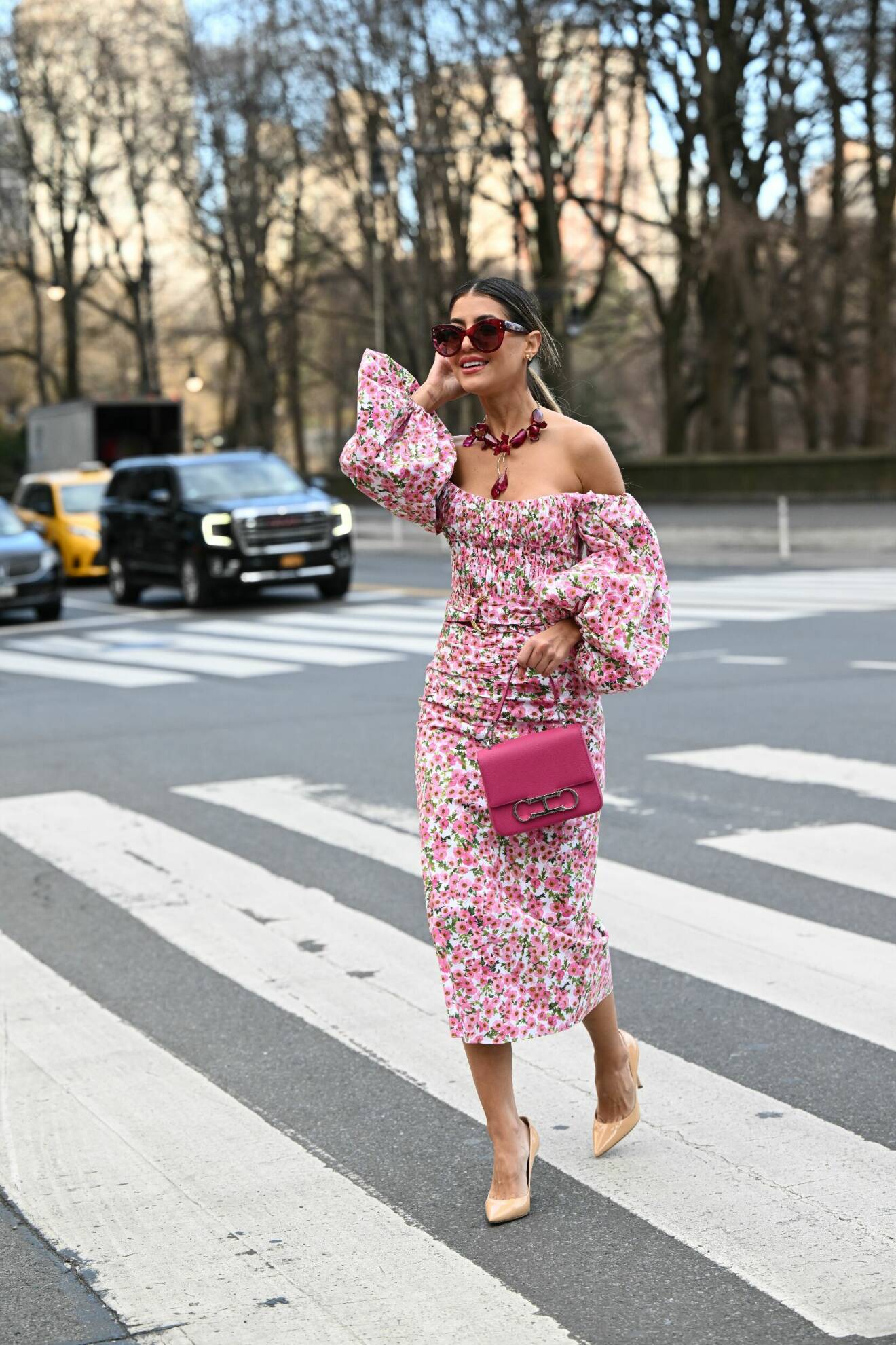 Streetstyle med en rosa blommig klänning med off shoulder, puffärmar och en rosa väska