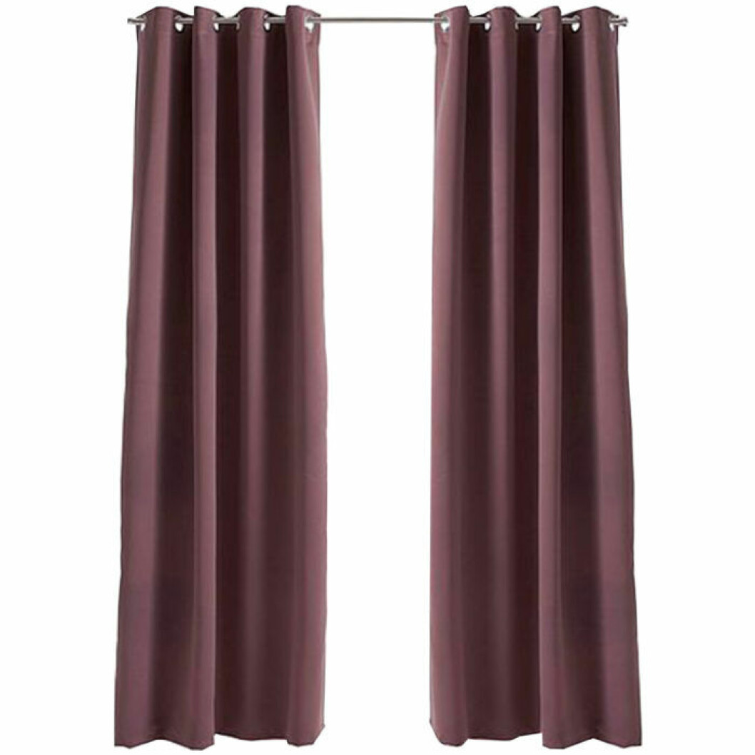 Ljungrosa gardin i polyester från Ellos Home, finns i flera färger. <a href="https://ellosse.sjv.io/c/2867640/1021212/13369?u=https%3A%2F%2Fwww.ellos.se%2Fellos-home%2Fmorklaggningsgardin-fredrika-1-st%2F1062003-04" target="_blank" rel="noopener">Här kan du läsa mer och köpa dem</a>. Rosa gardiner från Ellos, mörkläggning