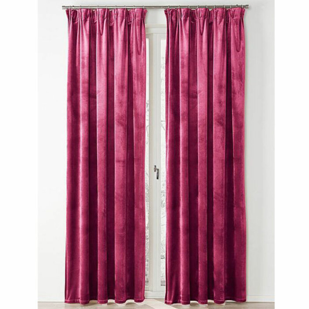 Mörkrosa sammetsgardiner från Jotex. <a href="http://www.awin1.com/cread.php?awinaffid=439045&awinmid=9961&clickref=gardiner&p=https%3A%2F%2Fwww.jotex.se%2Fsimone%2Fsimone-multifunktionsgardin-2-pack%2F1043903-18" target="_blank" rel="noopener">Här kan du läsa mer och köpa dem</a>. Rosa sammetsgardiner
