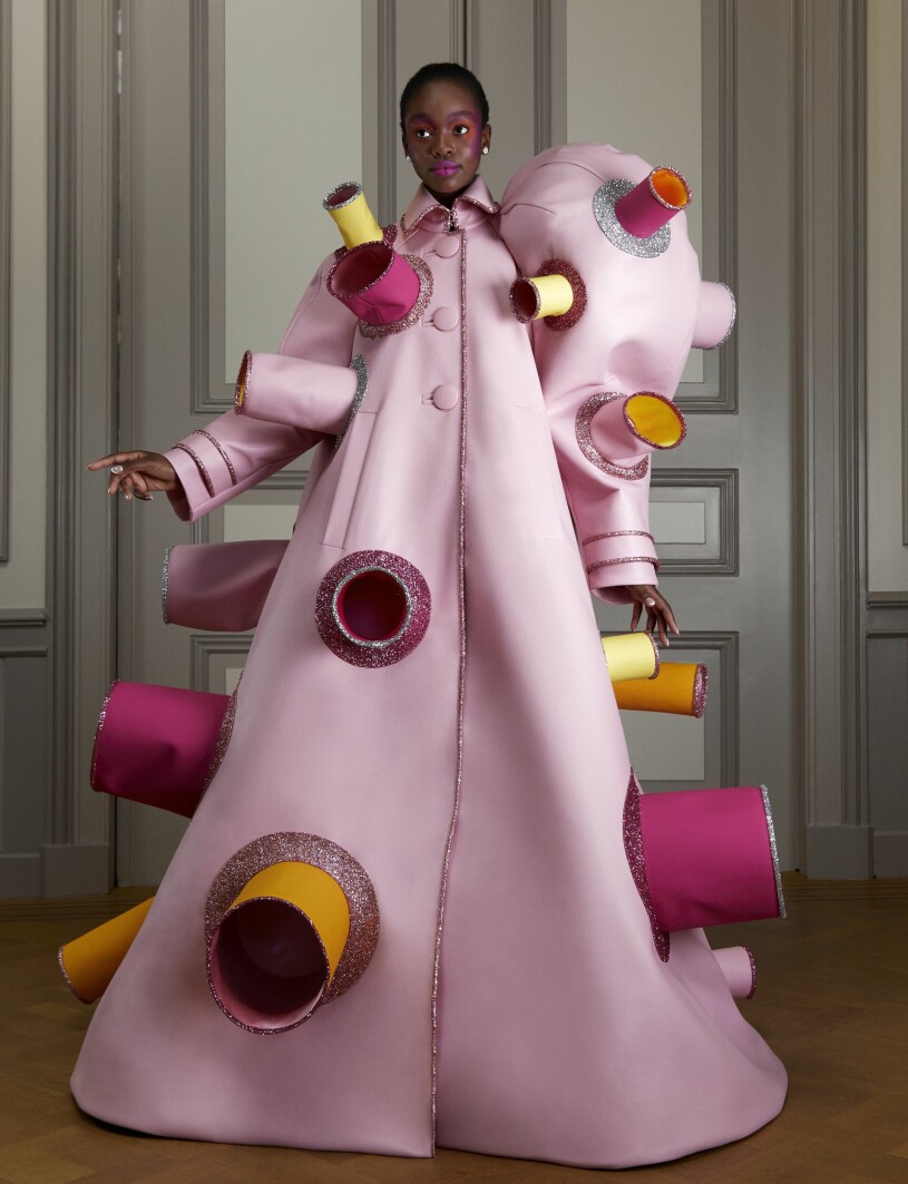 Rosa kappa där assymmetrin är i centrum och där de stora påsydda detaljerna ser till att ingen kommer för nära. rosa kappa Viktor & Rolf