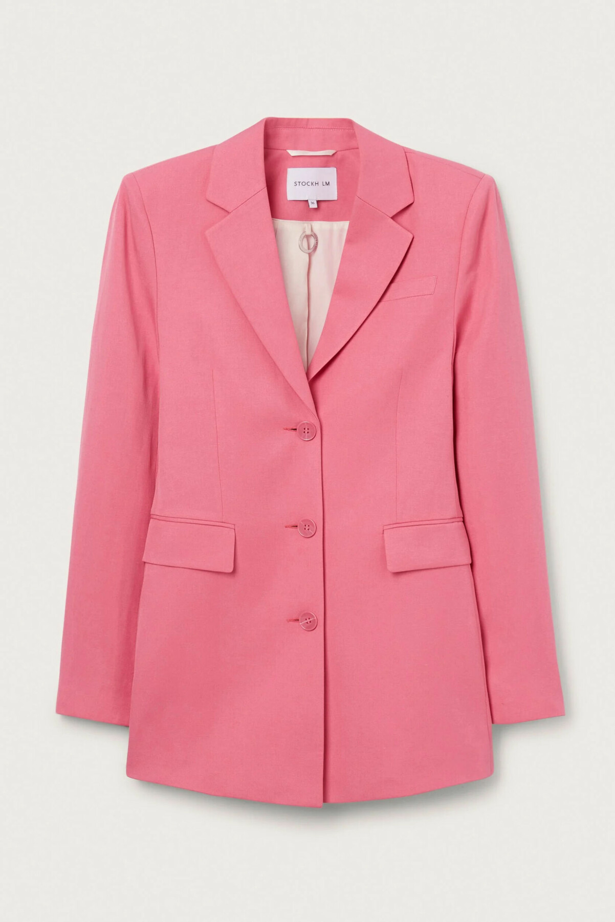 Rosa kavaj, Stockh lm/MQ Market. <a target="_blank" href="https://go.mq.se/t/t?a=1551600545&as=1218462148&t=2&tk=1&url=https://www.mq.se/stockh-lm-studio-vivian-blazer-pink/&epi=FE-mod-ALSW-gorommig-mq-blazer-">Läs mer och köp här</a>. Rosa kavaj