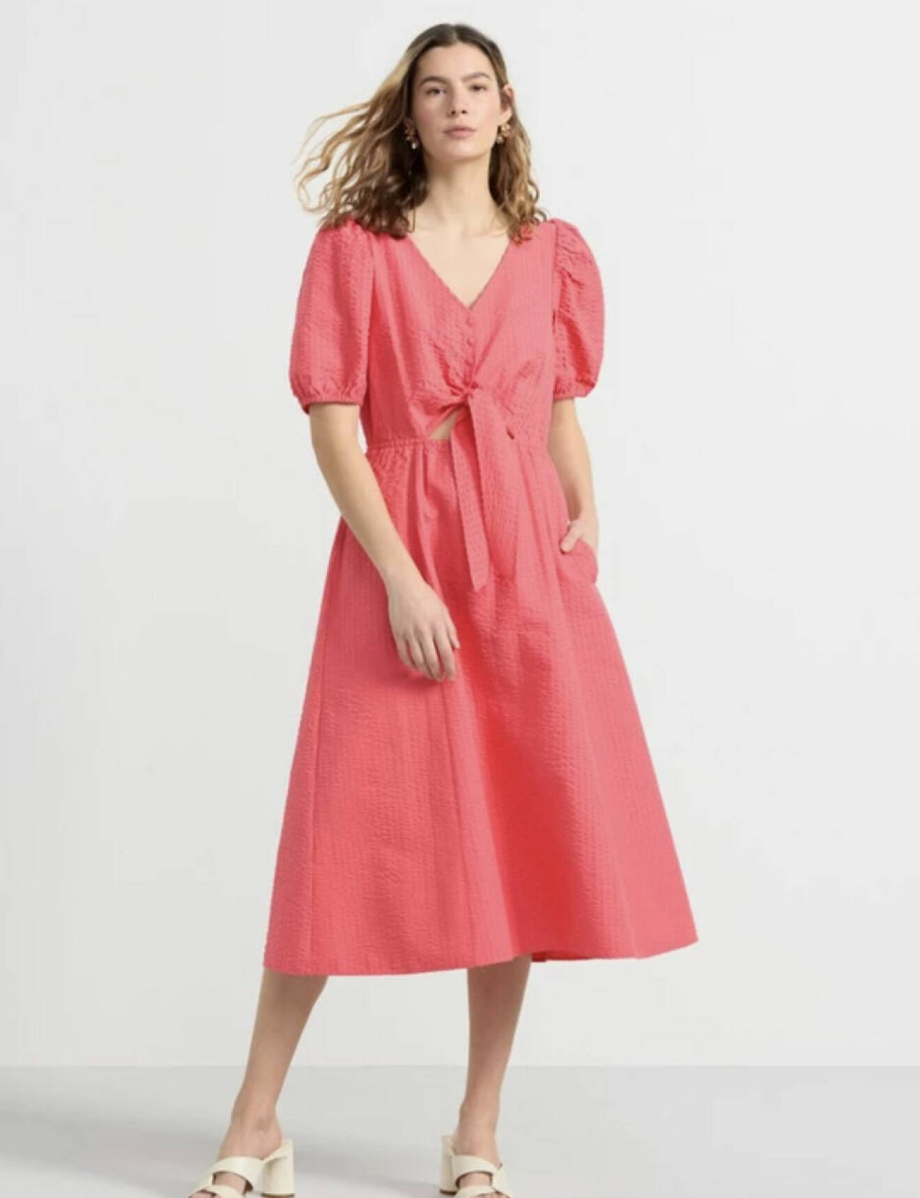 rosa klänning i bäckebölja med puffärm från Lindex