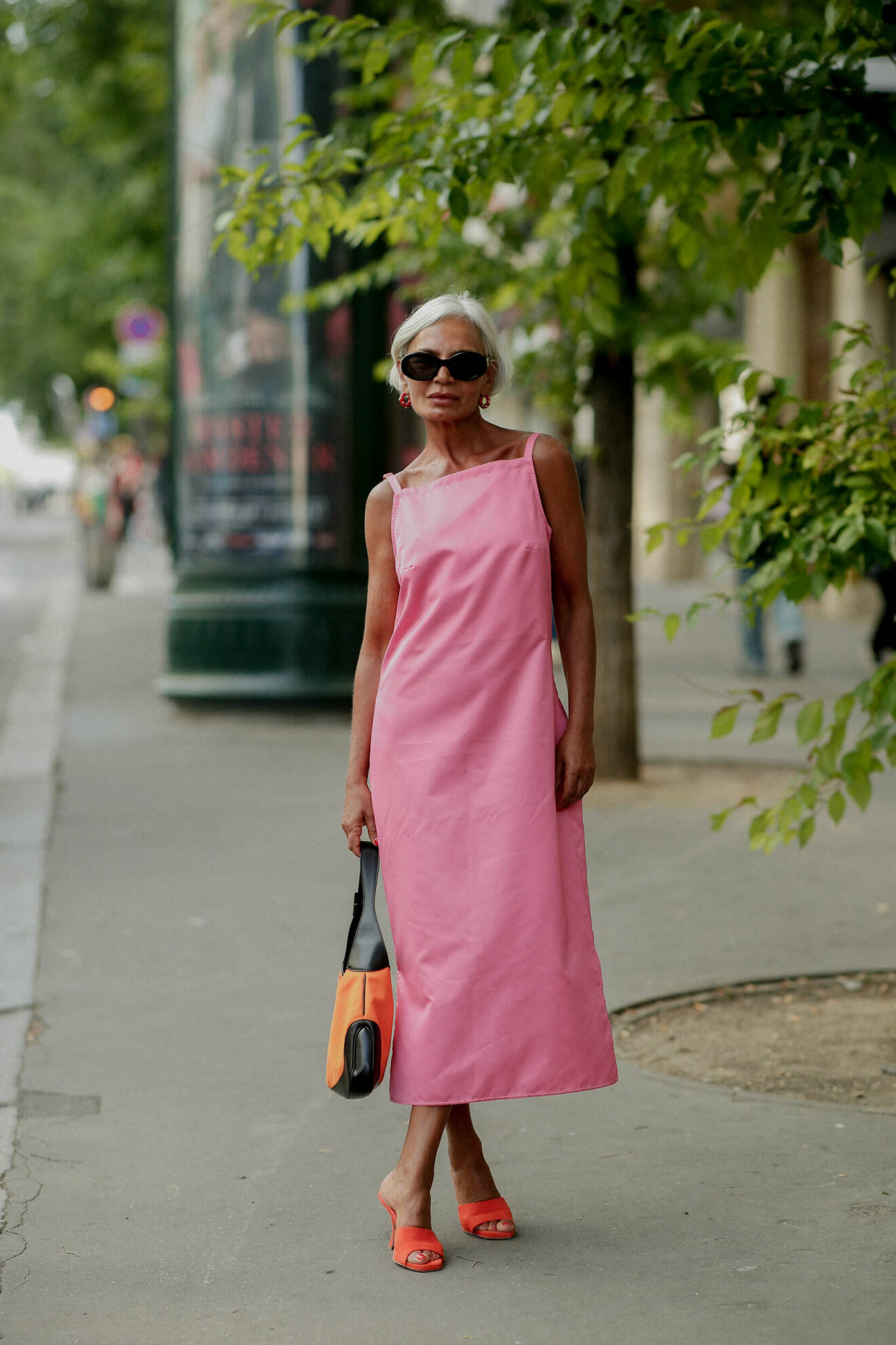 Streetstyle med rosa klänning, orange väska och röda skor