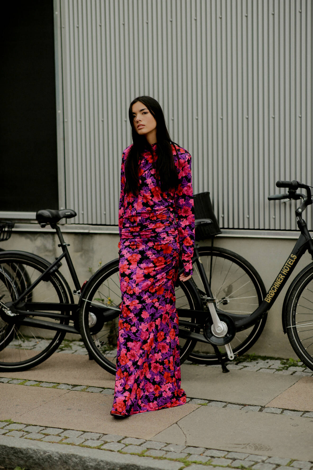 Streetstyle med lång rosa och lila klänning på Köpenhamns modevecka 2023