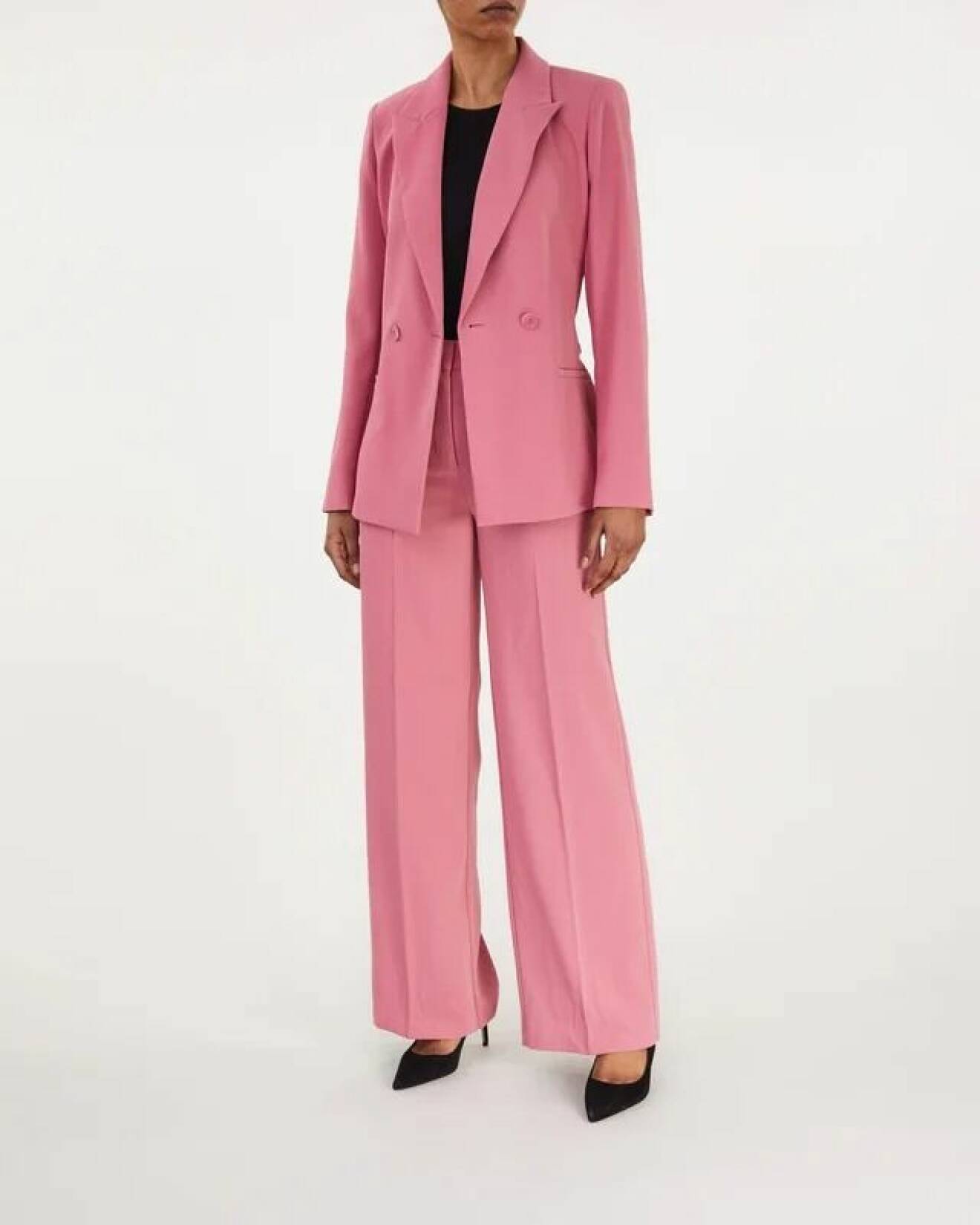 rosa helkostym med rakt snitt och vida kostymbyxor för dam från dante6