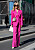 kvinna i rosa kavaj och kostymbyxor
