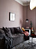 Vardagsrum med rosa väggar