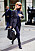 Rosie Huntington-Whiteley på stan i en svart och marinblå outfit.