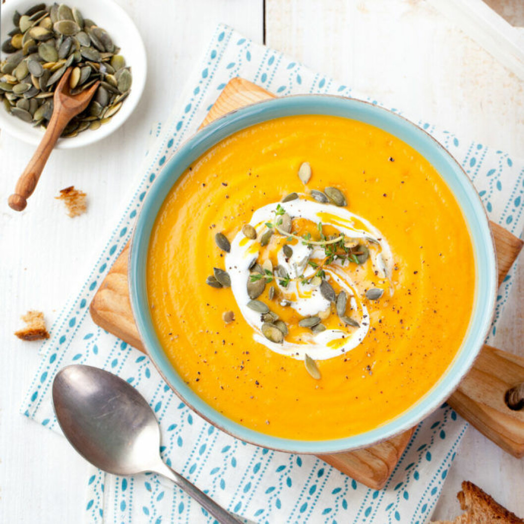 Rotfruktsoppa med smak av rotselleri och pumpafrötopping. Rotfruktsoppa med smak av rotselleri och pumpafrötopping.
