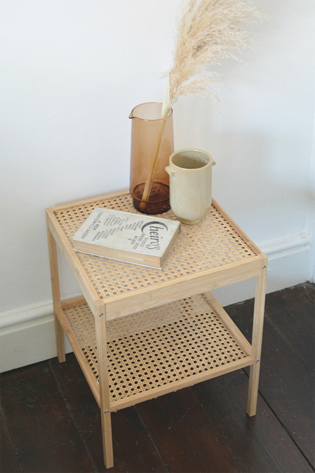 Foto & DIY: <a href="https://www.burkatron.com/2019/05/ikea-hack-nesna-rattan-table.html" target="_blank" rel="noopener">Burkatron</a> Ikeahack med rotting - sängbord