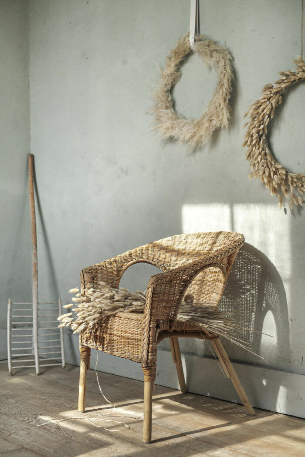 Två av årets stora trender: Rotting och torkade växter. Styling av Mari Strenghielm och foto av Anna Malmberg för Ikea Trendig rottingfåtölj från Ikeas sommarkollektion