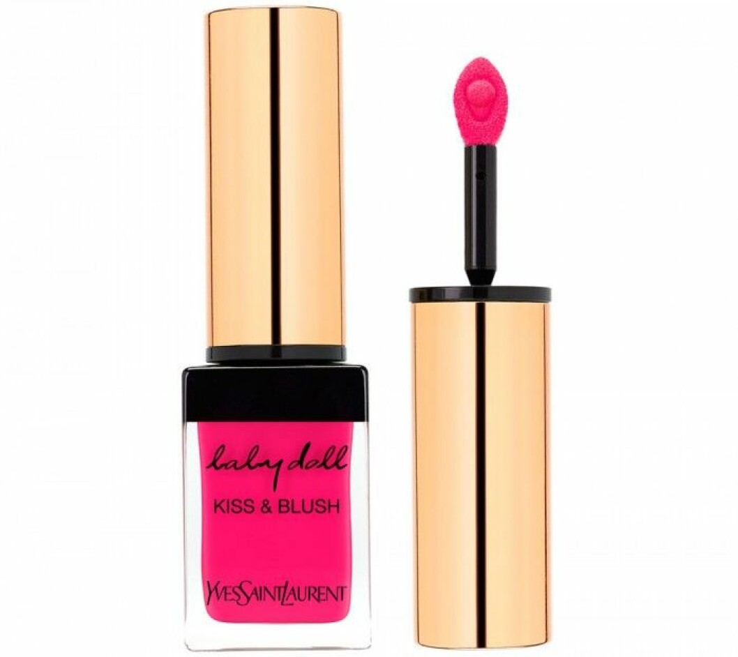 Kind & mun  BabyDoll Kiss & Blush från Yves Saint Laurent ger färg åt både kinder och läppar. En mousseliknande formula som stryks på med en applikator. Här kan du få en riktigt fin rodnad, men snyggast på kinderna blir det om du har primer eller foundation först. Finns i tolv nyanser. Ca 380 kr. 