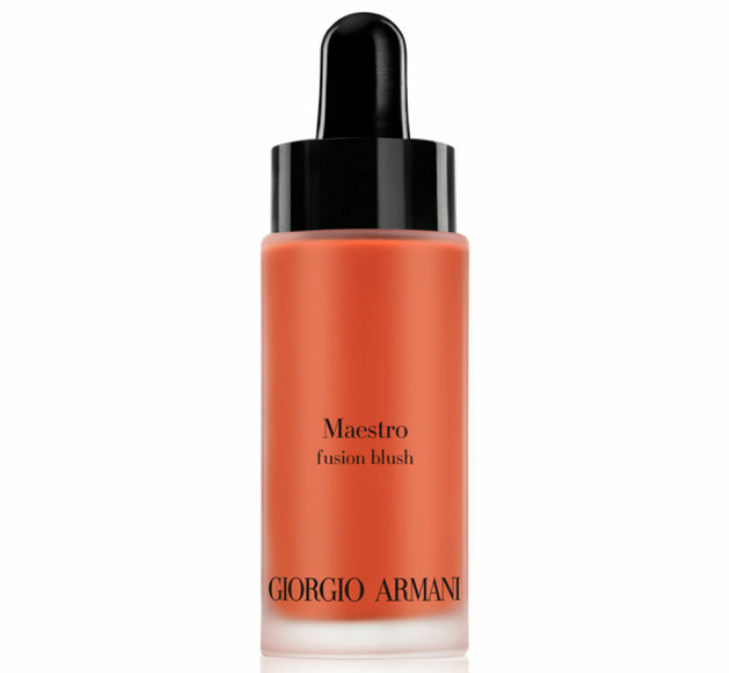 <span style="text-decoration: underline;"><strong>Dryga droppar:</strong></span> <em>Maestro Fusion Blush</em> från Giorgio Armani är ett flytande rouge som ger fin färg oavsett om du har en bas under eller direkt på bar hud. Finns i tre nyanser. Ca 465 kr. Dryga droppar Maestro Fusion Blush från Giorgio Armani är ett flytande rouge som ger fin färg oavsett om du har en bas under eller direkt på bar hud. Finns i tre nyanser. Ca 465 kr.