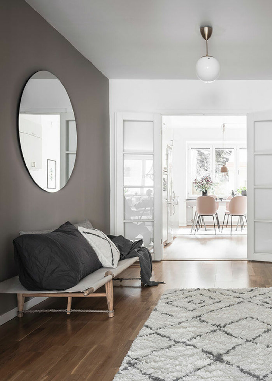 Foto: <a href="https://www.instagram.com/fotografanders/" target="_blank" rel="noopener">Anders Bergstedt</a> Styling: <a href="https://www.instagram.com/nouvel.interior/" target="_blank" rel="noopener">Elli Roshandel</a> för <a href="https://www.instagram.com/entrancemakleri/?hl=sv" target="_blank" rel="noopener">Entrance</a>/mäklare: Erika Bergholm