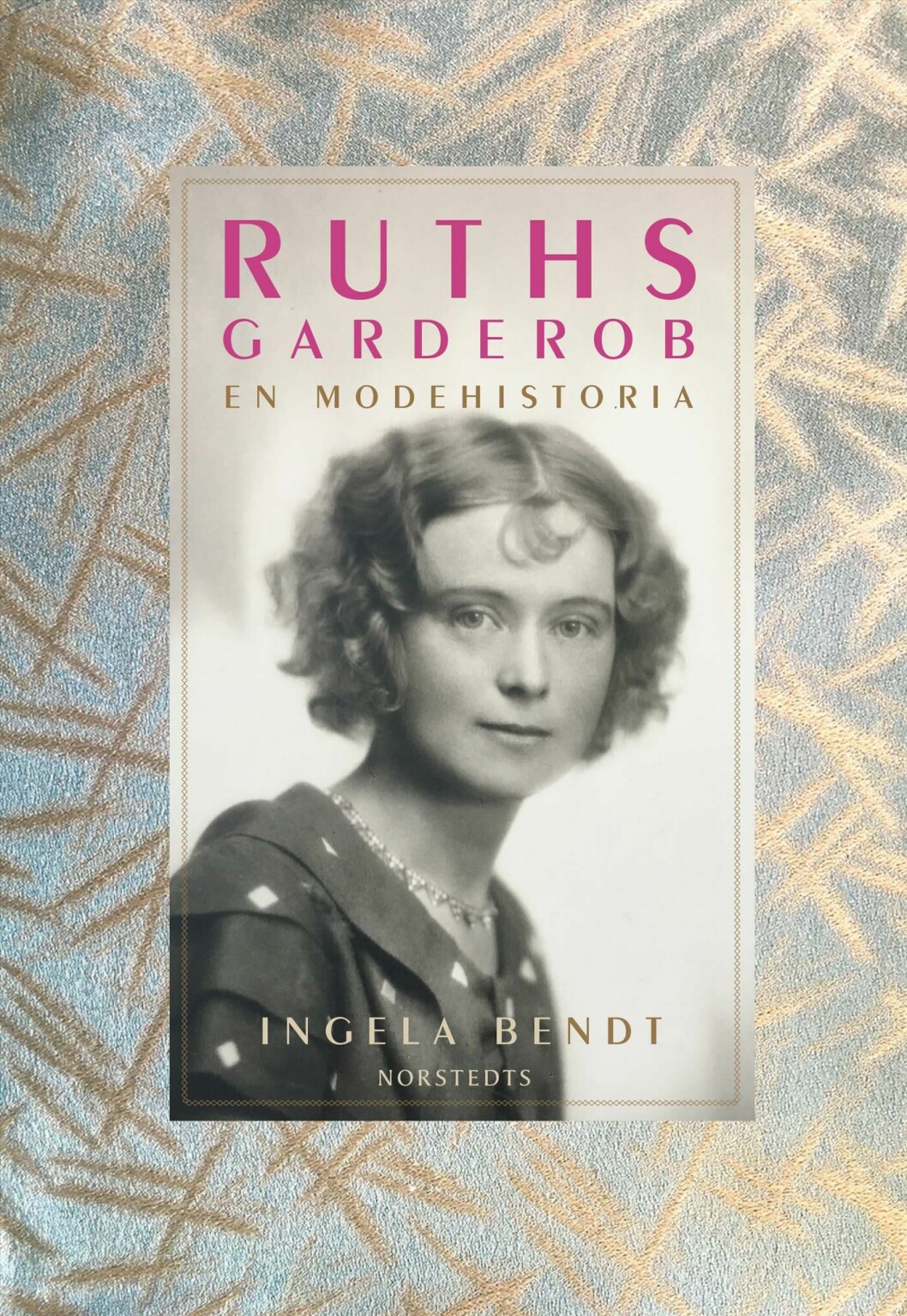 I <span class=" italic" data-lab-italic_desktop="italic">Ruths garderob</span> får vi följa modets utveckling under sex decennier, ur en åldrande kvinnas smak (och perspektiv).