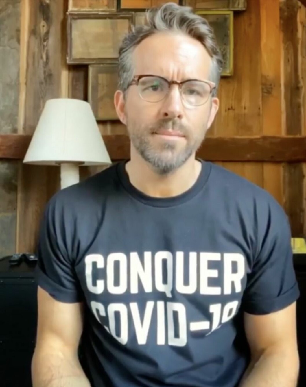Ryan Reynolds under karantän. Ryan Reynolds i glasögon och skägg