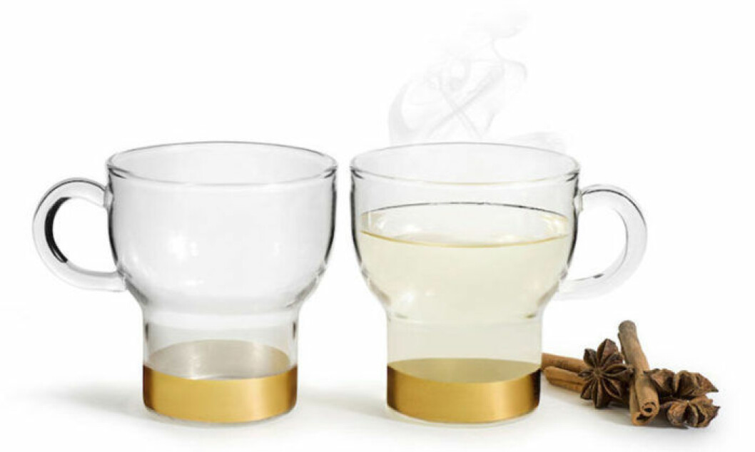 Sagaforms glöggmuggar i glas har öra och guldfot.