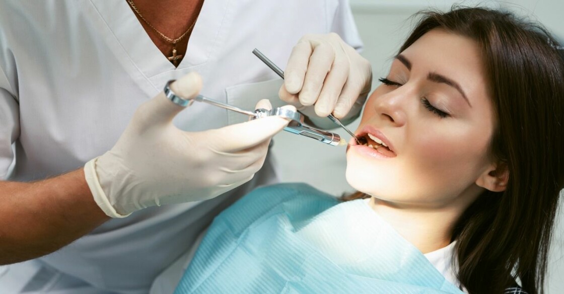 kvinna hos tandläkaren