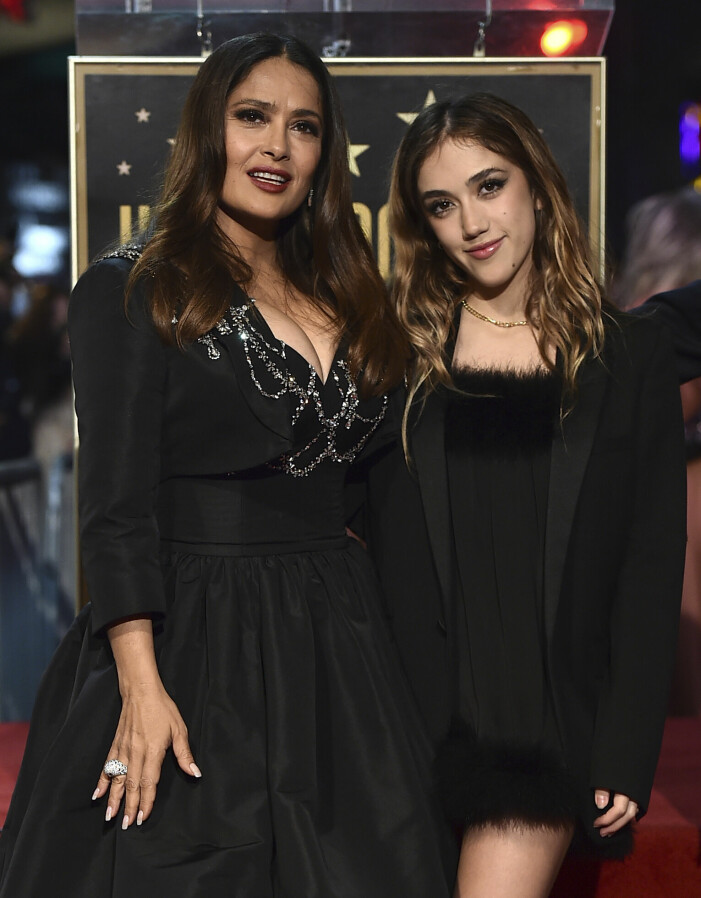 Mor och dotter, Salma Hayek och Valentina Pinault, strålar ikapp. salma hayek och Valentina Pinault