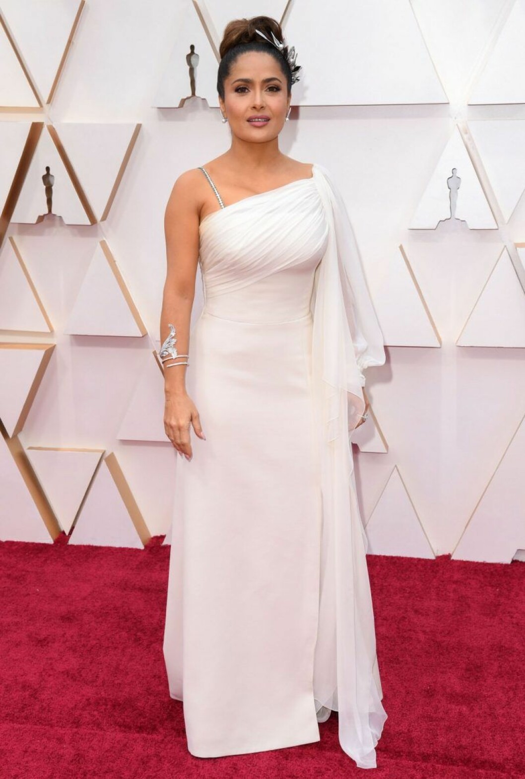 Salma Hayek. Salma Hayek i vit klänning på röda mattan