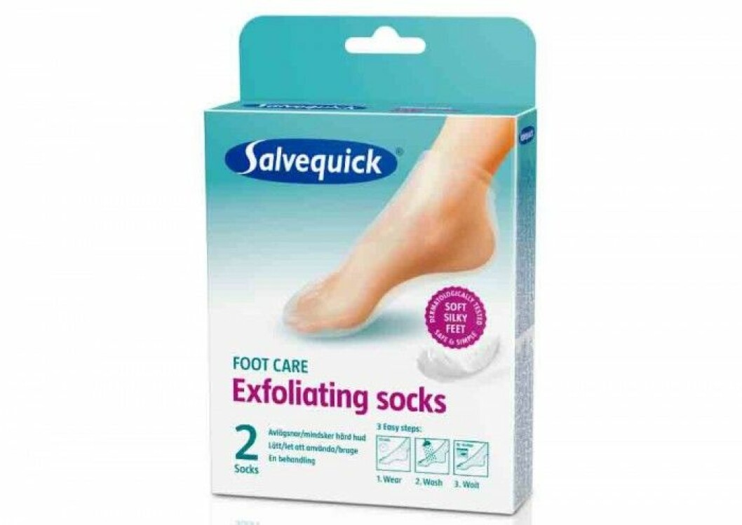 <strong>Från grunden</strong><br>Exfolierande socka från Salvequick. Innehåller en gel som gör att döda hudceller flagar efter behandling och lämnar fötterna silkeslena. Innehåller två strumpor, passar upp till stl 42. Ca 200 kr. Från grunden Exfolierande socka från Salvequick. Innehåller en gel som gör att döda hudceller flagar efter behandling och lämnar fötterna silkeslena. Innehåller två strumpor, passar upp till stl 42. Ca 200 kr.