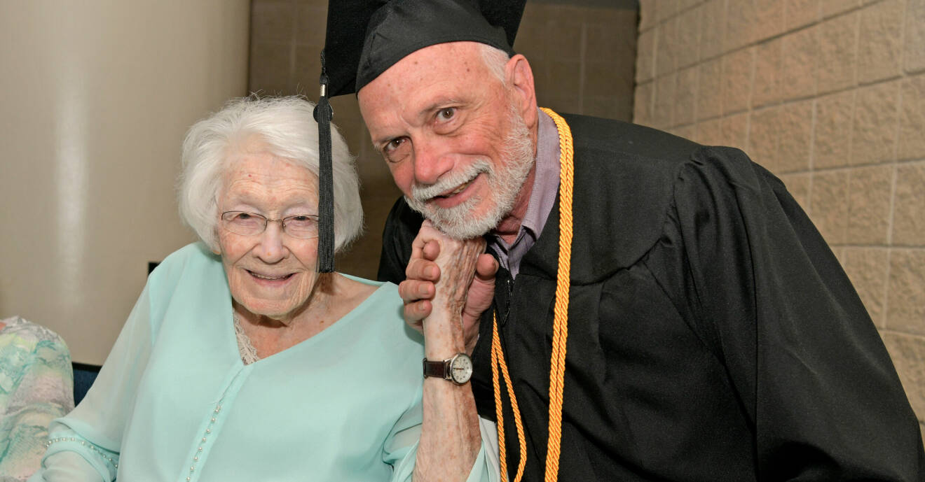 99-årig mamma och 72-årig son på sonens examen.