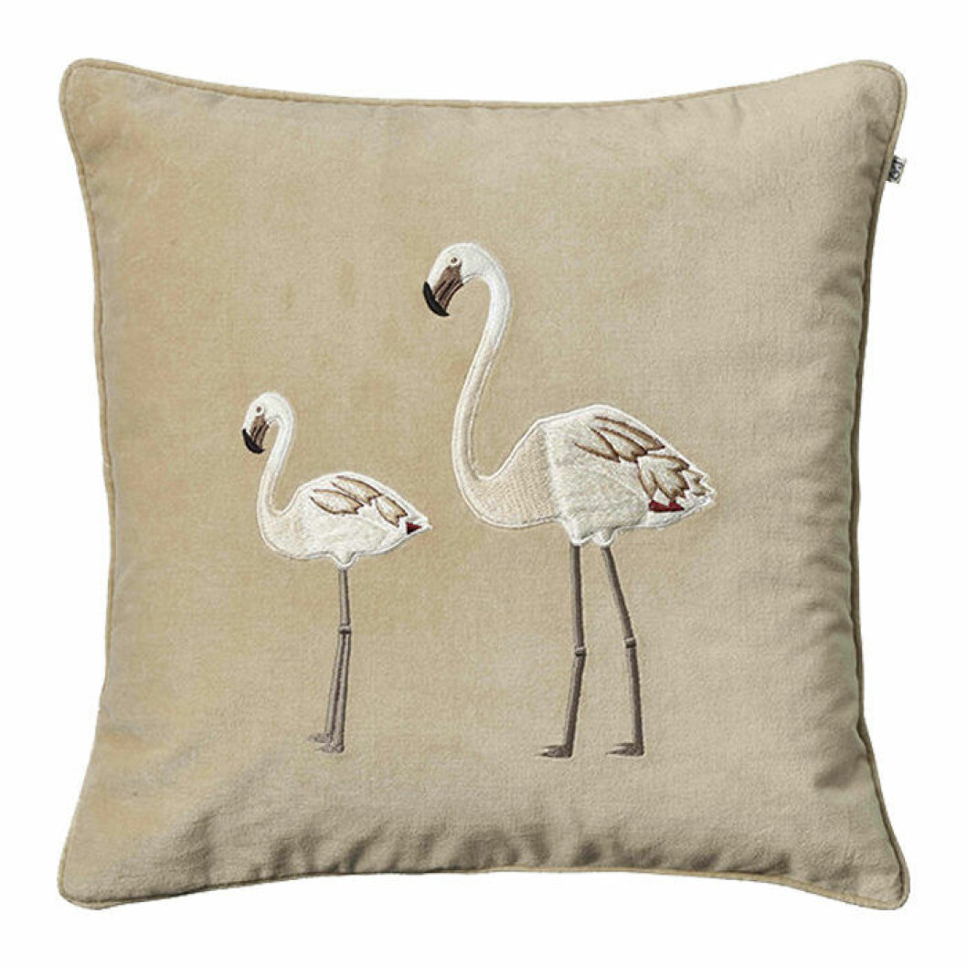sammetskudde med flamingo från chhatwal & jonsson