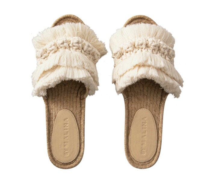 Sandaler i strå/bomull, 1 199 kr, By Malina. <a target="_blank" rel="nofollow" href="https://apprl.com/al/7lCT/">Klicka på bilden för att komma direkt till dem</a>. Sandaler från By Malina.