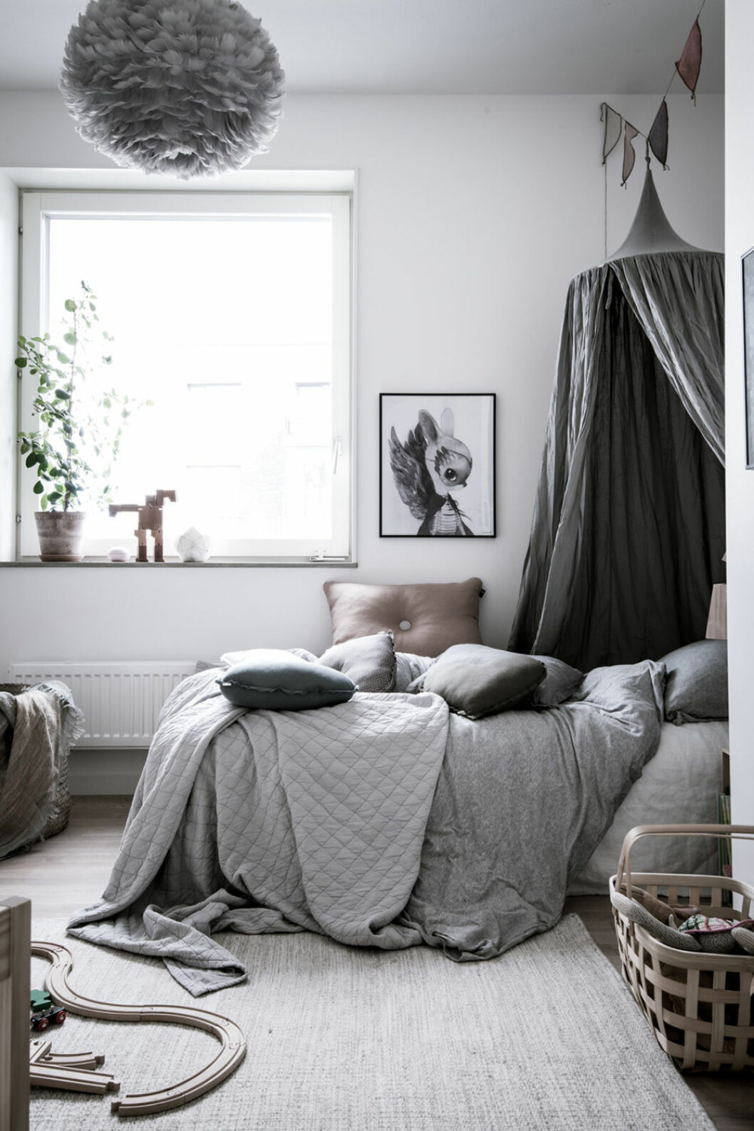 Foto: Alen Cordic Styling: Emmahos för Bjurfors Barnrum i grått med sänghimmel över sängen
