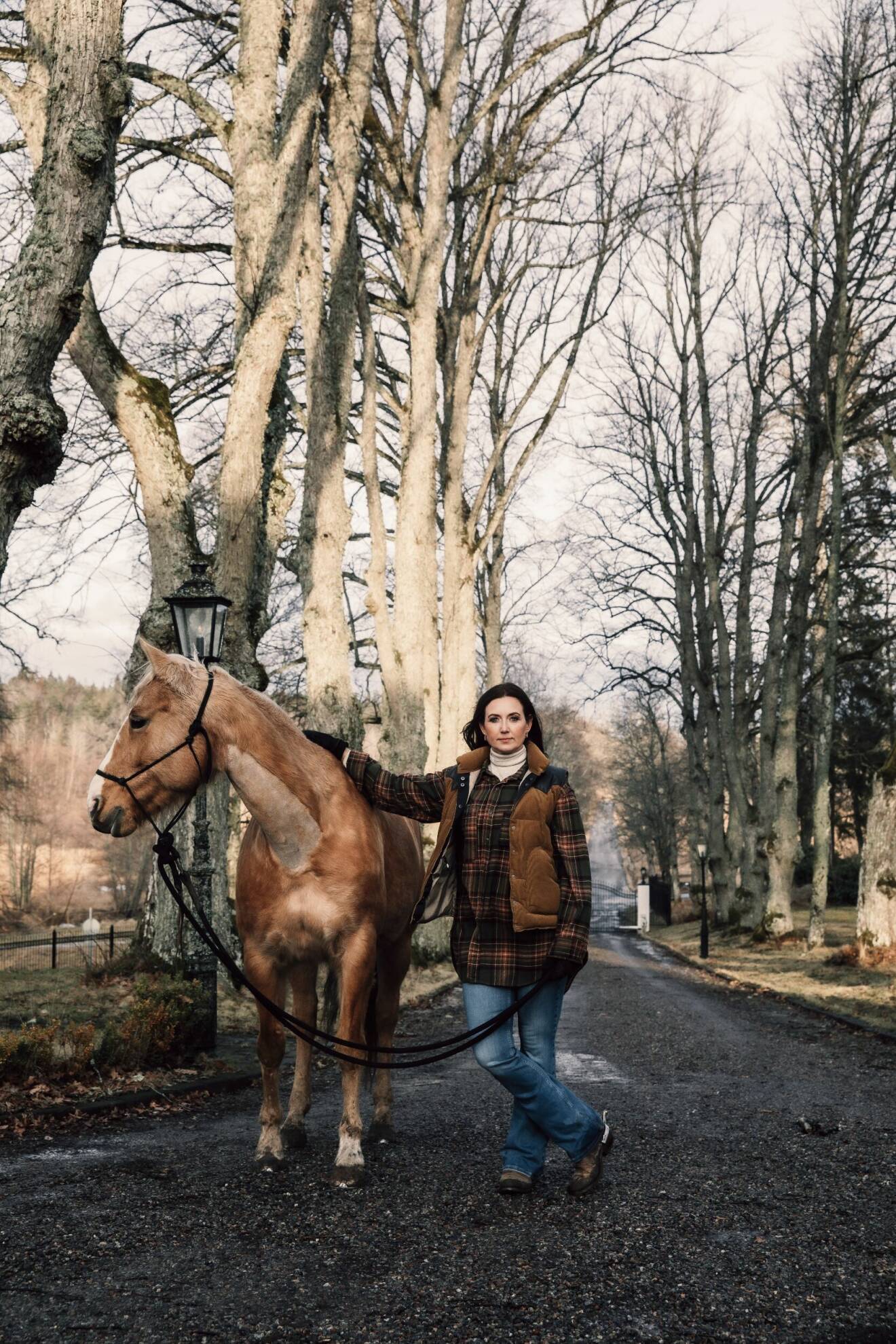 Sanna Lundell och en av hennes hästar.