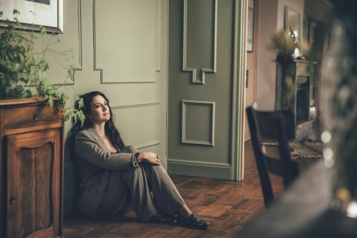”Man kan inte rädda någon annan innan man samlat kraft till sig själv”. Sanna Lundell sittandes på golvet.