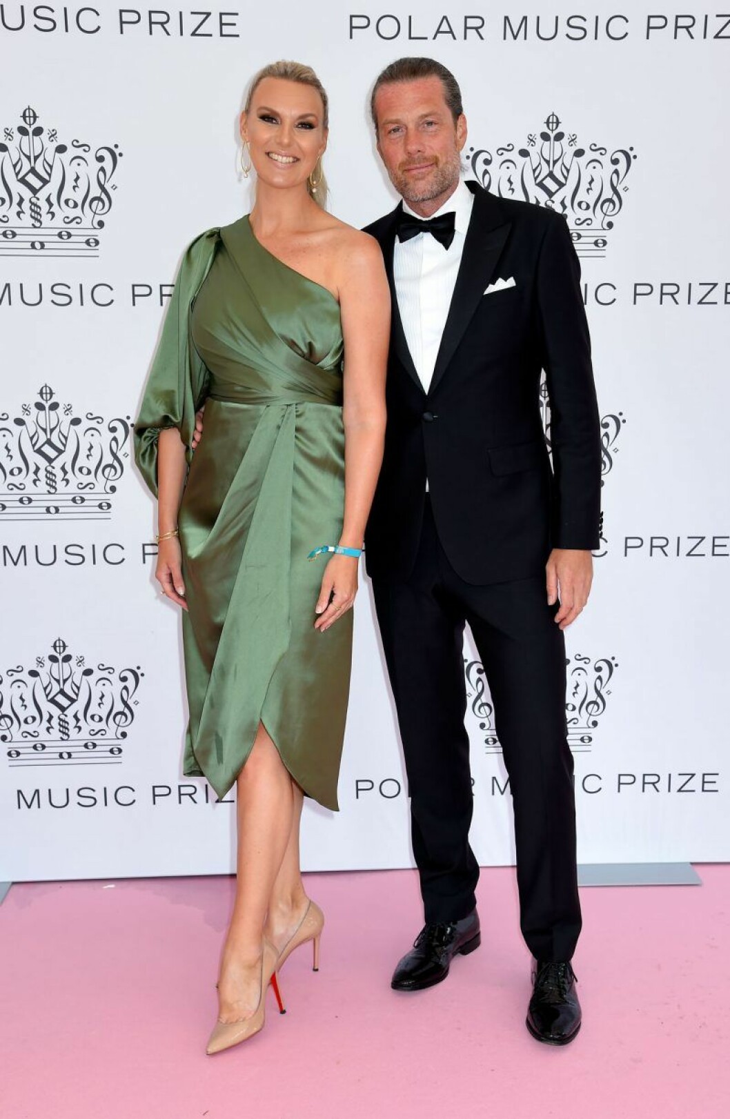 Sanna Nielsen och Joakim Ramsell. Sanna Nielsen och Joakim Ramsell på rosa mattan på Polarpriset 2019
