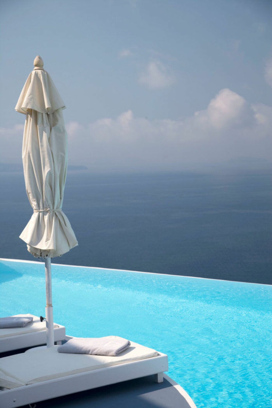 Poolläge med havsutsikt i byn Oia på Santorini. Poolläge med havsutsikt i byn Oia på Santorini.