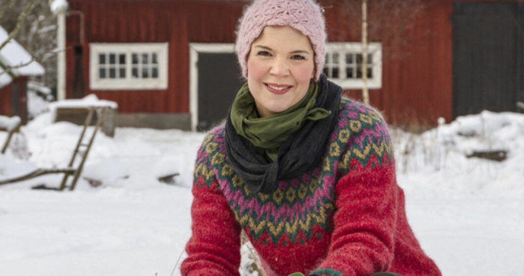 Sara Bäckmo ger tips om vinterodling. Bild: Maria Fors Östberg Sara Bäckmo I vinterlandskap framför rött hus.