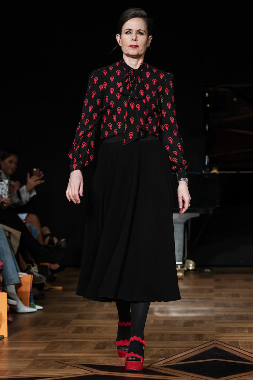 Sara Danius iklädd egendesignad knytblus. Sara Danius