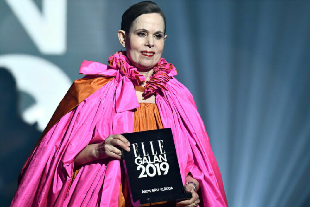 På ELLE-galan 2019 fick Sara Danius motta utmärkelsen som årets bäst klädda kvinna. Foto: TT Sara Danius mottar priset för Årets bäst klädda kvinna 2019 på ELLE-galan.
