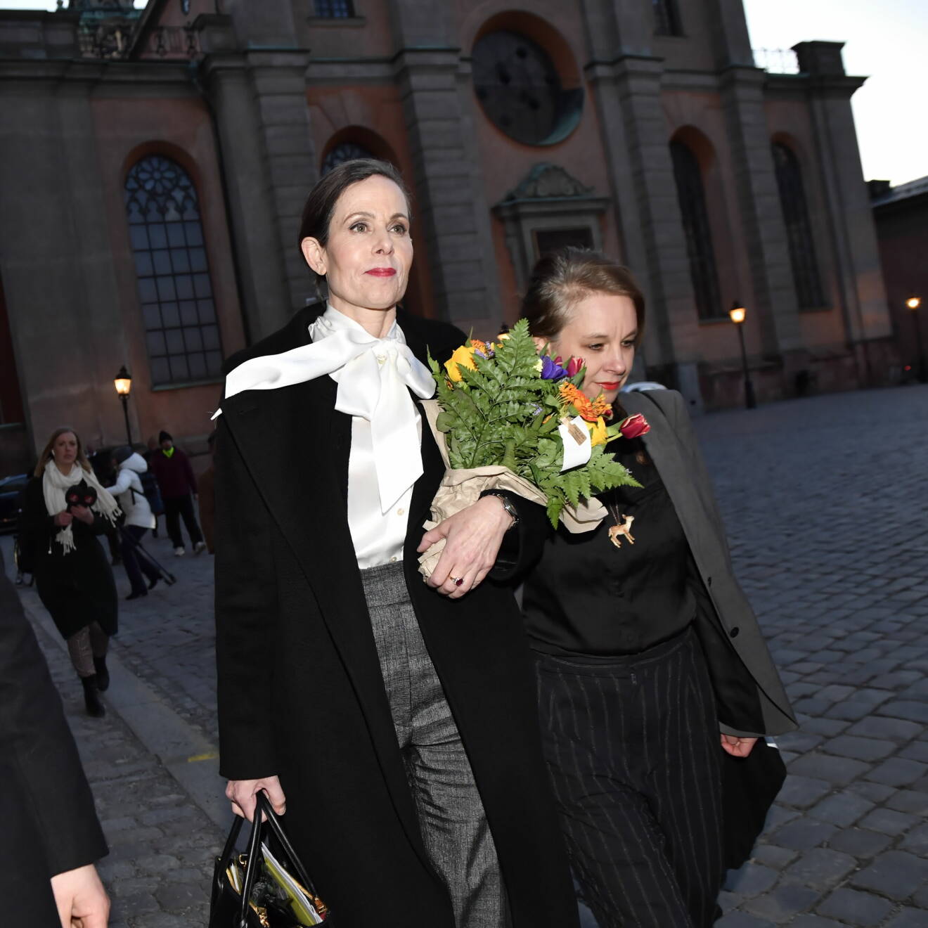 Sara Danius iklädd en vit knytblus när hon lämnar sin stol och roll som ständig sekreterare i Svenska Akademien 2018