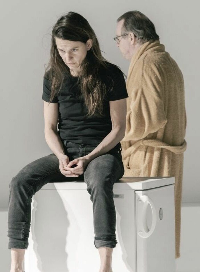 Melinda Kinnaman spelar dotter till Göran Ragnerstam i <em>Sårad ängel</em> på Dramaten. Melinda Kinnaman och Göran Ragnerstam i Sårad ängel på Dramaten.