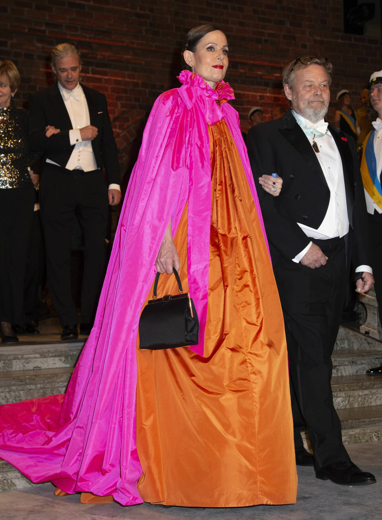 Sara Danius anländer till Nobelfesten 2018 i en färgstark och pampig klänning.